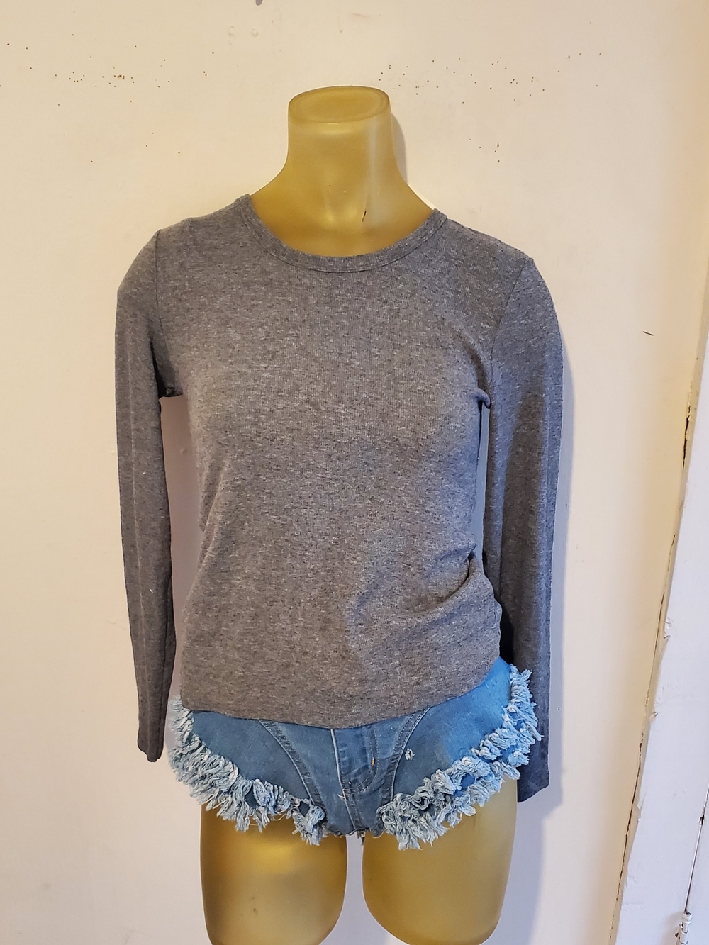 Women’s Gray Long-Sleeve Crewneck Top SIZE M
